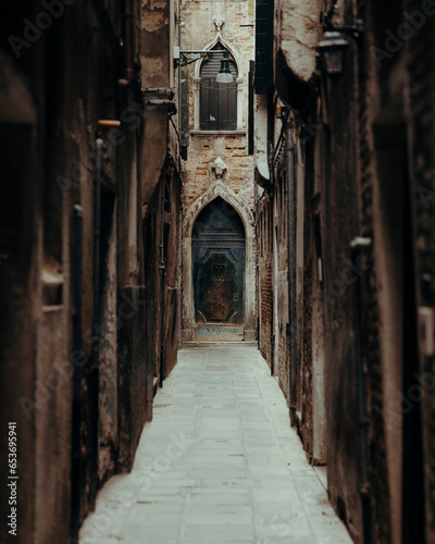 Bild auf Leinwand Sehr enge Gasse in der Stadt Venedig