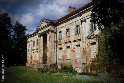 Stary opuszczony pałac na polskiej wsi