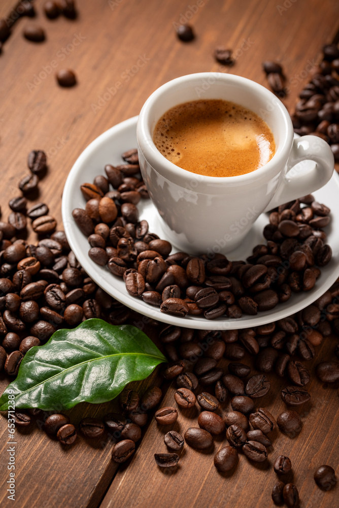 Tazzina di caffè espresso con chicchi e foglia, colazione italiana Tazzina di caffè espresso con chicchi e foglia, colazione italiana