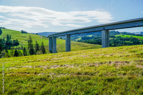 Obraz na płótnie Most drogowy w górach na Słowacji w Europie, latem. Beskid Śląski w salonie