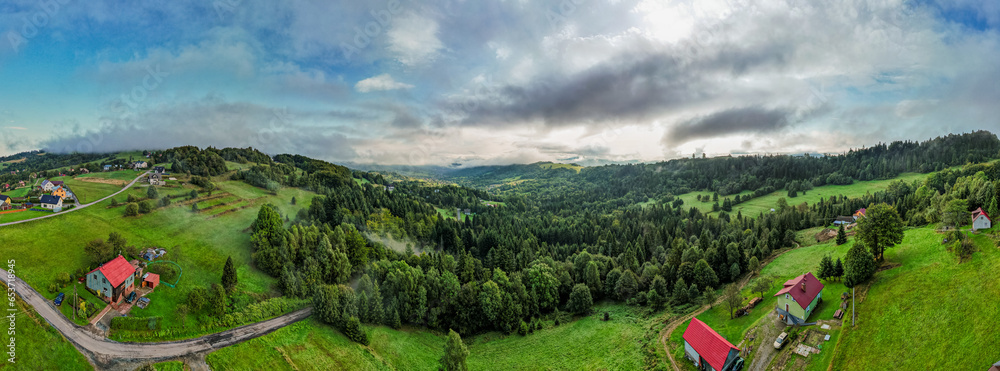 Koniaków, wieś w górach na Śląsku w Polsce latem. Pogoda pochmurna, bardzo klimatyczna.