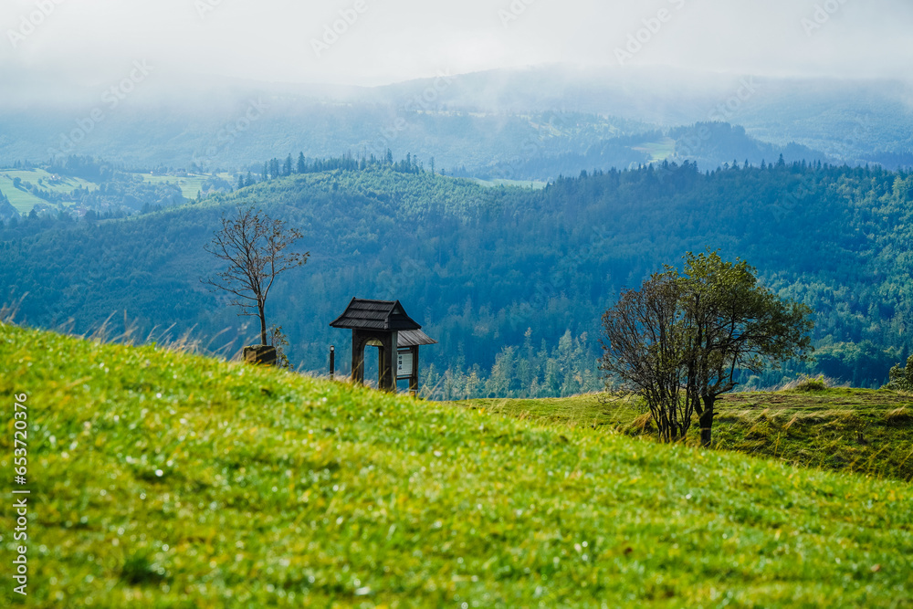 Góry, Beskid Śląski w Polsce widok z Ochodzitej w Koniakowie. Panorama latem w pochmurny dzień.