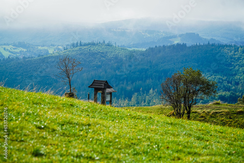 Obraz na płótnie Góry, Beskid Śląski w Polsce widok z Ochodzitej w Koniakowie. Panorama latem w pochmurny dzień. w salonie