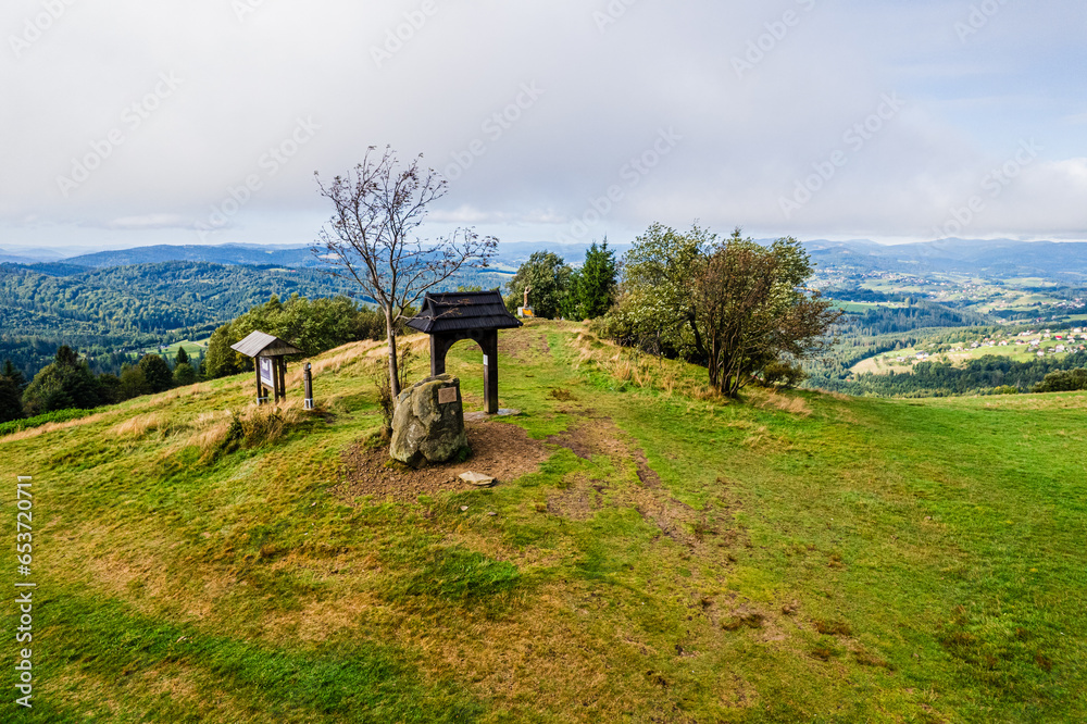 Góry, Beskid Śląski w Polsce widok z Ochodzitej w Koniakowie. Panorama latem w pochmurny dzień.