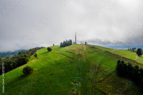 Obraz na płótnie Góry, Beskid Śląski w Polsce widok z Ochodzitej w Koniakowie. Panorama latem w pochmurny dzień. w salonie