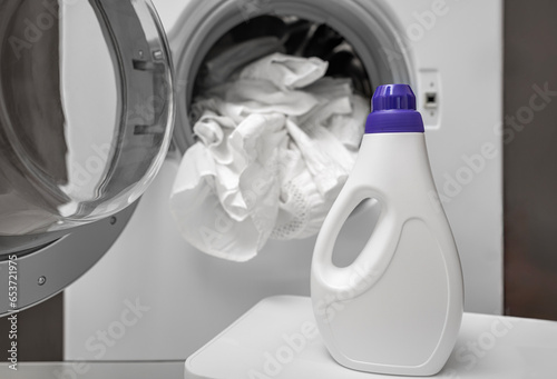Detergent for washing white clothes in the washing machine