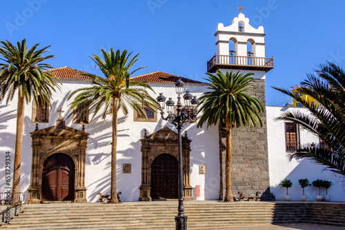 Das Bild ist eine schöne und informative Aufnahme des Convento de San Francisco, einem wichtigen historischen Gebäude in Garachico. photo