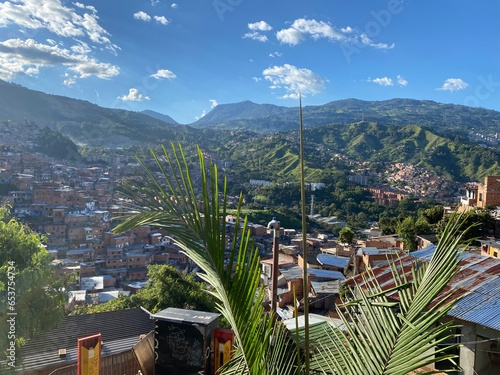 Foto village perché dans la valée, avec les montagnes au loin