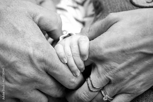 Les parents qui tiennent la main de l'autre bébé nouveau-né  photo