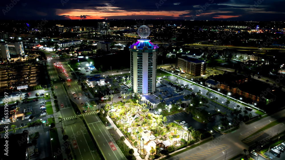 Obraz premium Sunset at downtown Orlando Florida United States. Sunset aerial view of scenic amusement park and traffic at landmark avenue. Sunset Orlando Florida. Sunset city Orlando United States.