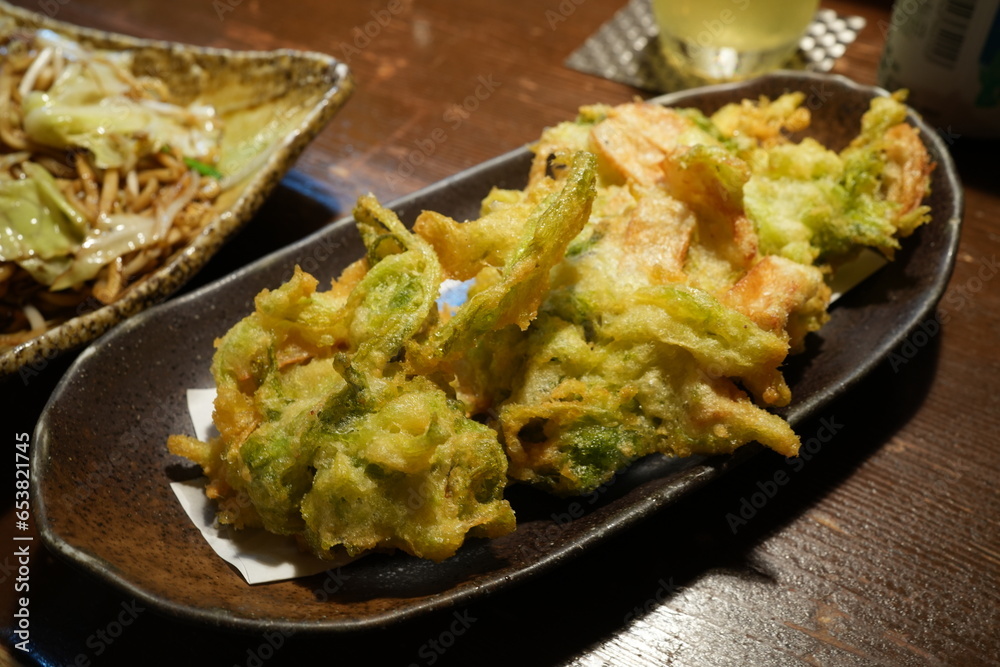 Japanese Okinawa Food, Seaweed Asa Tempura and Soki Soba Noodle - 日本 沖縄料理 アーサの天ぷら ソーキ焼きそば