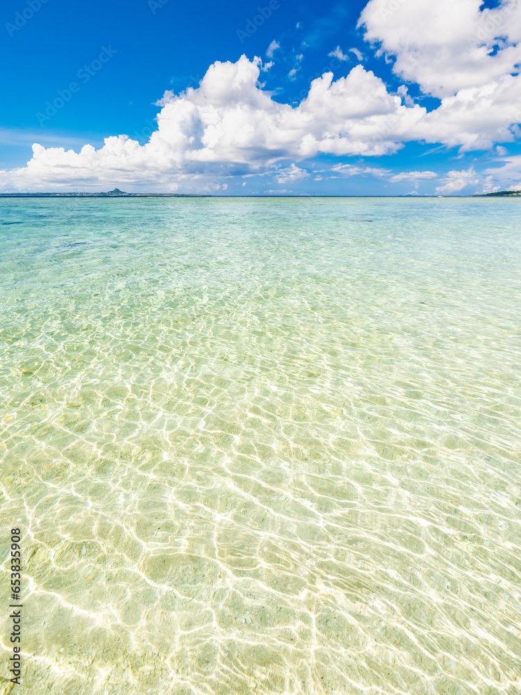 【夏】白い砂浜と青い海のビーチ　沖縄