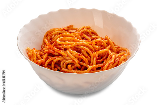 Foto Bucatini pasta with tomato sauce in ceramic serving tureen isolated on white wit