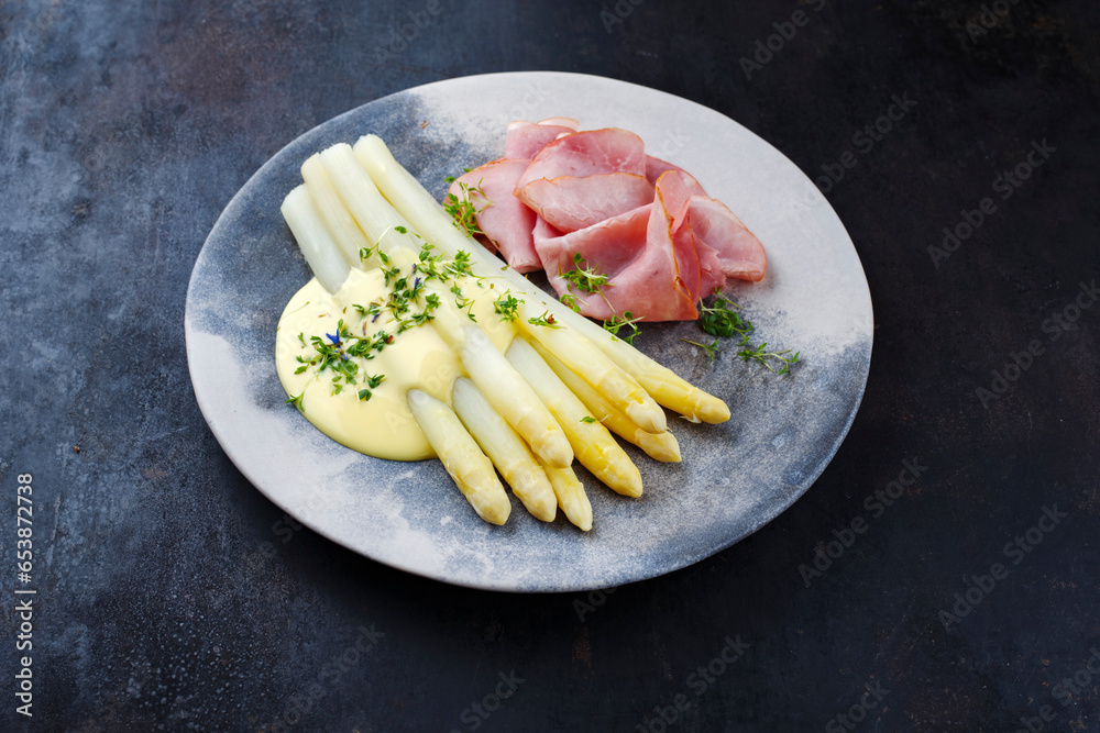 Traditionell gedämpfter weißer Spargel mit Wacholderschinken und Sauce ...