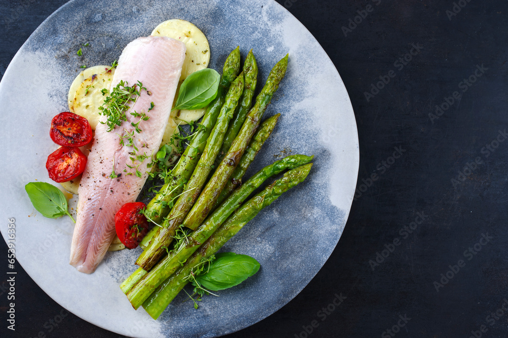 Grüner glasierter Spargel mit geräuchertes Regenbogenforellen Filet ...