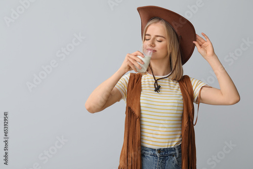 Beautiful cowgirl with glas...