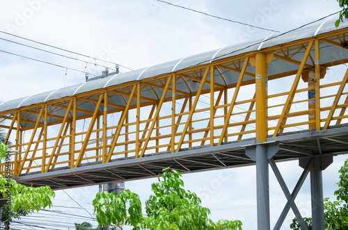 Puente Peatonal Amarillo