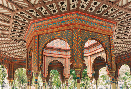 Vista interior del Kiosko Morisco, en el antiguo barrio de Santa María la Ribera, en la Ciudad de México. Kiosko con influencias árabes. 