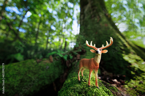 鹿のフィギュアと自然 © makieni
