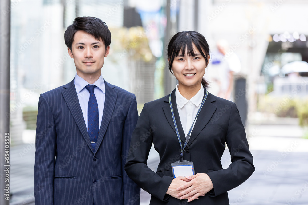 リクルートスーツを着たカメラ目線の男女 リクルートスーツを着たカメラ目線の男女