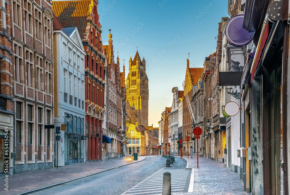 Fototapeta premium Scenic cityscape with a nice medieval fairytale town in morning, Bruges, Belgium