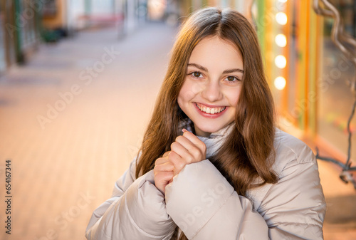 Foto photo of glad teenage girl portrait outside
