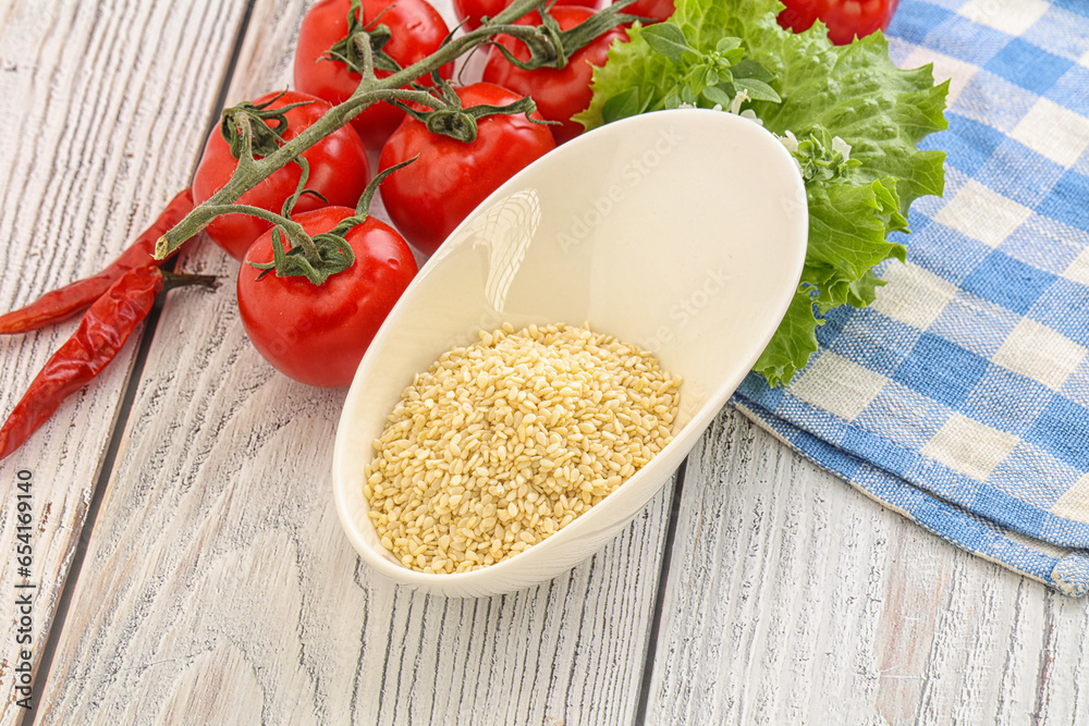 Raw sesame seeds in the bowl