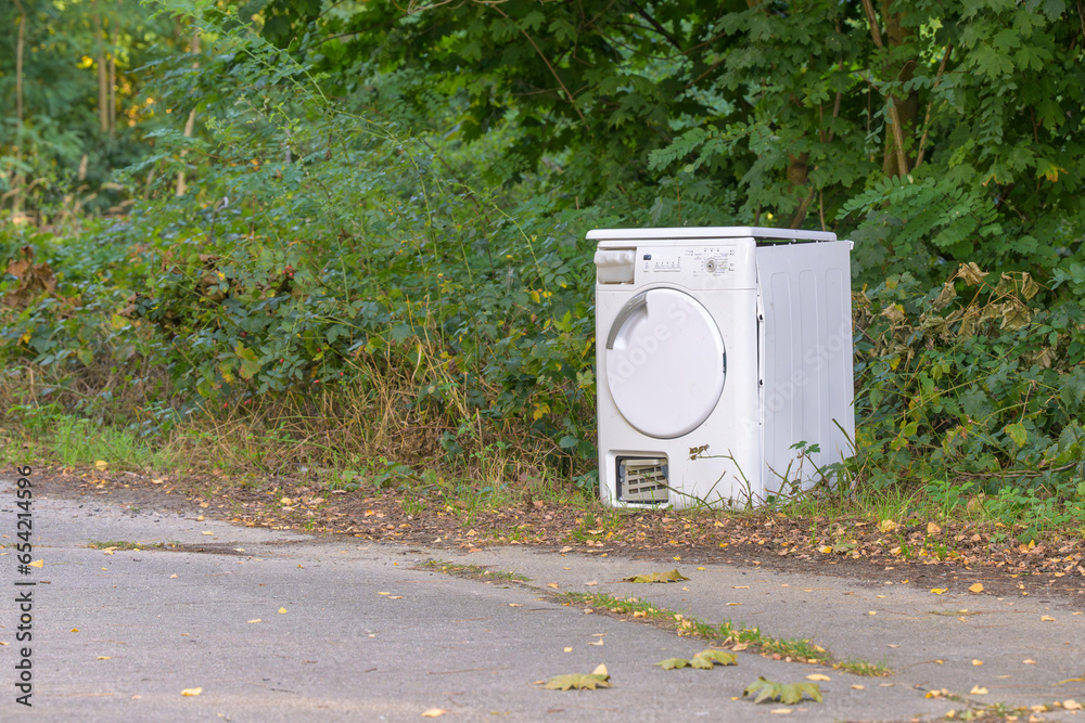 Eine kaputte Waschmaschine wurde einfach am Straßenrand entsorgt