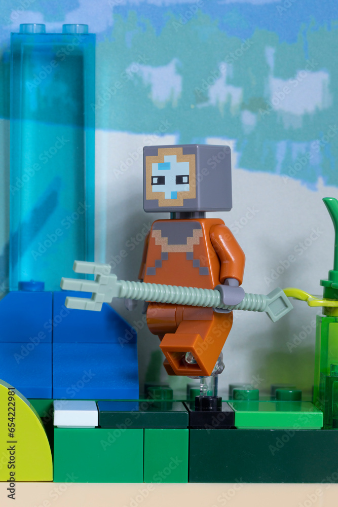 Naklejka premium Dortmund - Deutschland 29. September 2023 Lego Minifigure Minecraft Taucher im Wasser