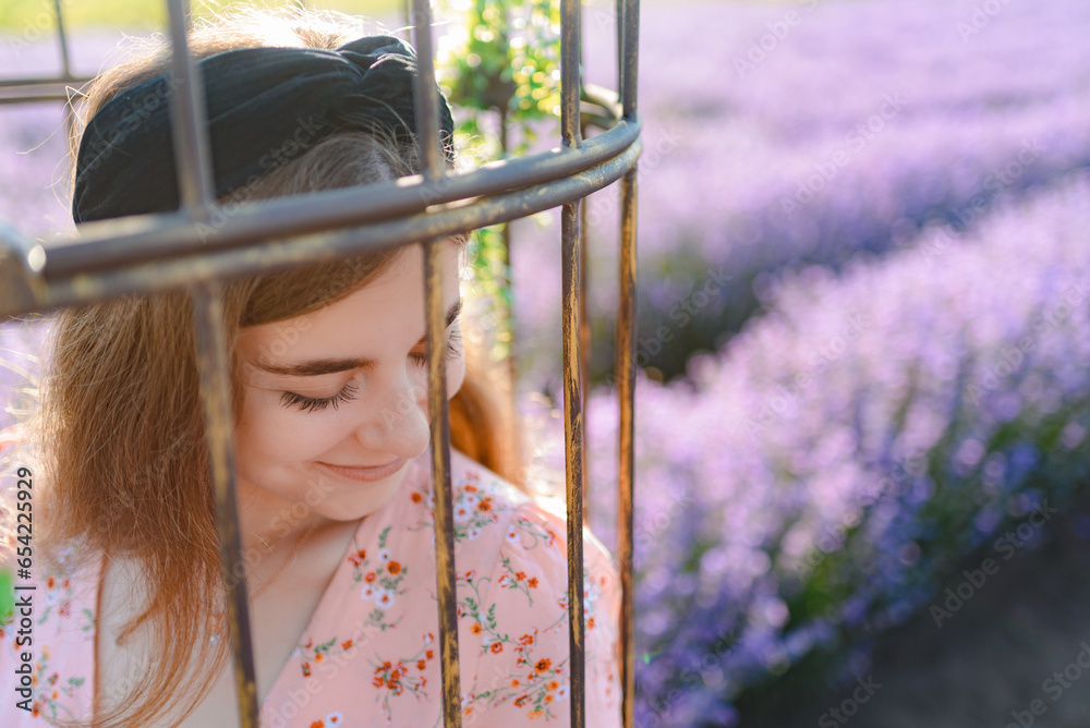 Obraz premium A woman sitting in a metal chair in the middle of a lavender field