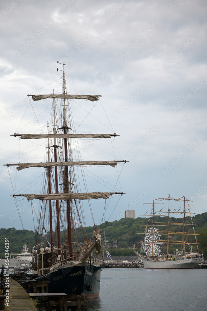 Voici 3 voiliers et plus une grande roue a l'Armada de Rouen.