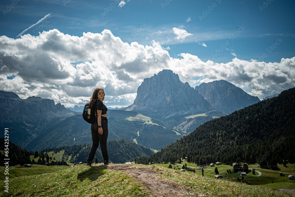 Naklejka premium a hiker girl is posing on top of the mountain