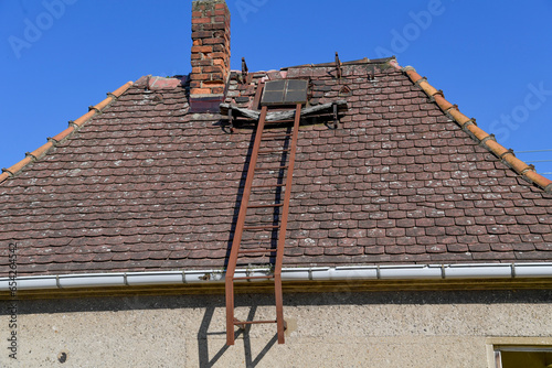 kaputtes dach haus dachziegel fürst kamin schirnstein schornsteinfeger ablesung gebühr photo