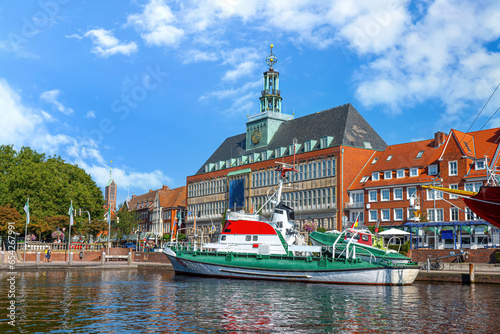 Schilderij op canvas Emden, City harbour with town house
