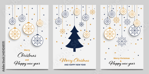 Set mit Weihnachtskarten auf weißem Hintergrund, Design mit Weihnachtsbaum, Schneeflocken Symbolen und Sternen.