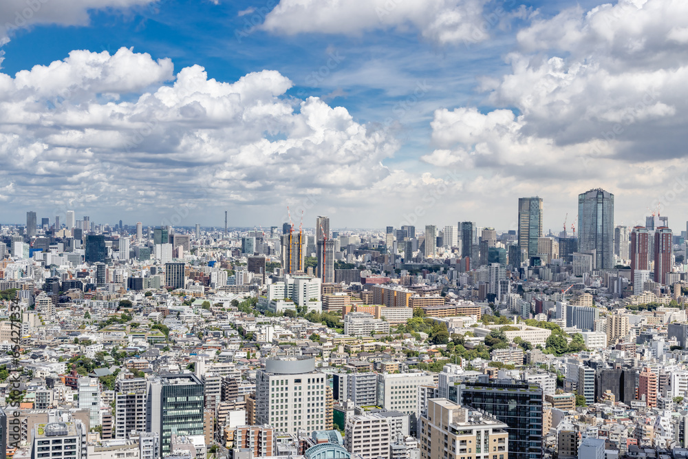 太陽の光が綺麗な東京の高層ビル群