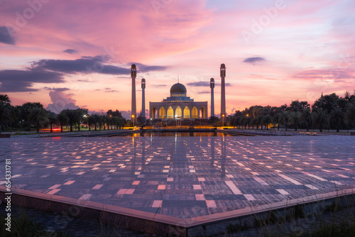 Foto Landscape of beautiful sunset sky at  Songkhla Central Mosque or Masjid Songkhla at Hat Yai District, Songkhla,The Taj Mahal of Thailand