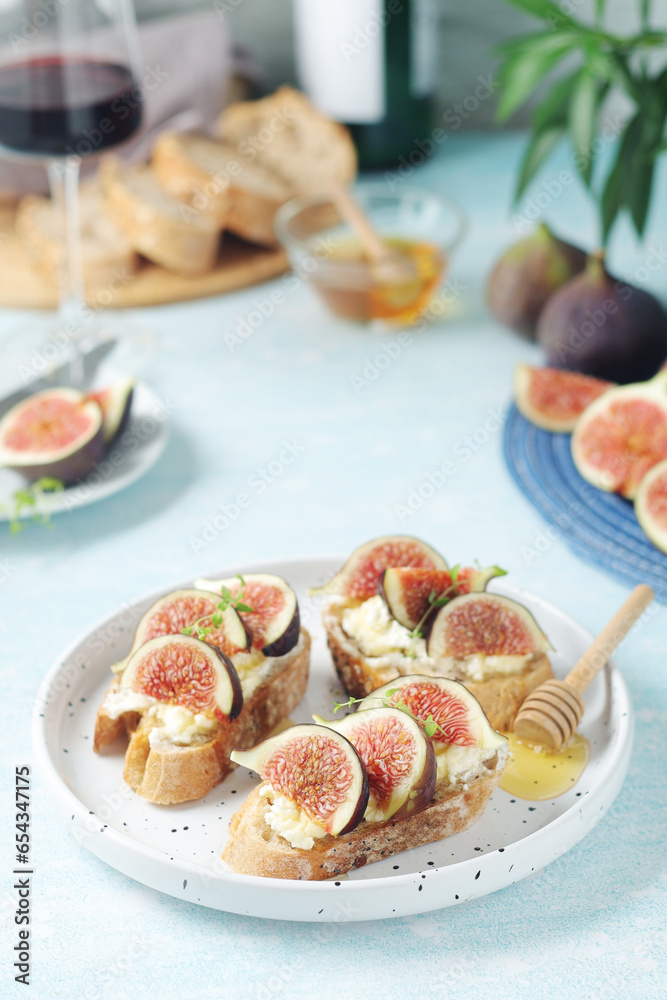 Sandwiches with cottage cheese, honey and figs