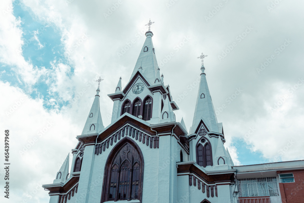 Iglesia catedral con hermoso cielo azul de fondo