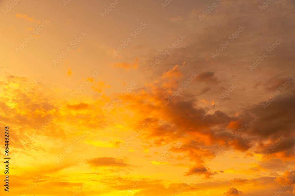 Obraz premium multicolored yellow-orange sky at sunset