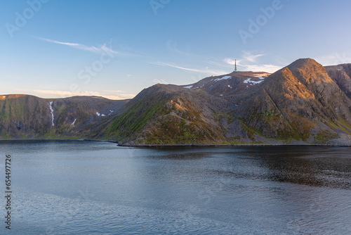Honningsvåg ist eine Stadt in der norwegischen Kommune Nordkapp in der Provinz Troms og Finnmark, hier kann man die Mitternachtssonne genießen photo