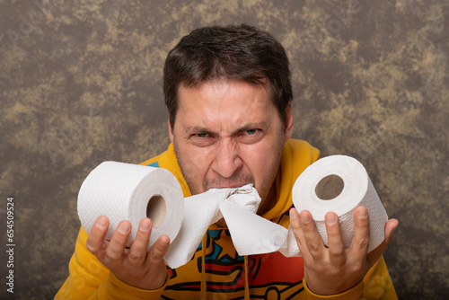 freak eats two rolls of toilet paper. Greed and thriftiness on the threshold of disaster.