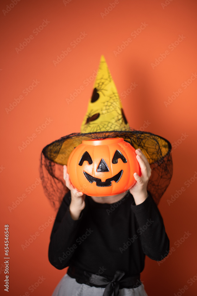 Naklejka premium Niña con calabaza de Halloween