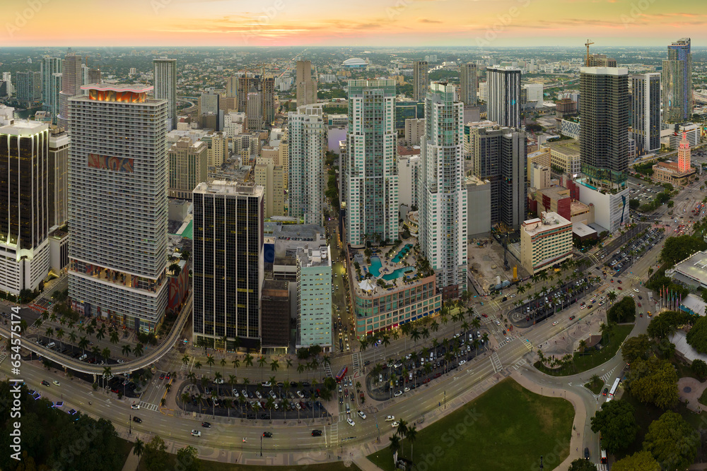 Obraz premium Urban landscape of downtown district of Miami Brickell in Florida, USA. Skyline with high skyscraper buildings and street with traffic in modern american megapolis