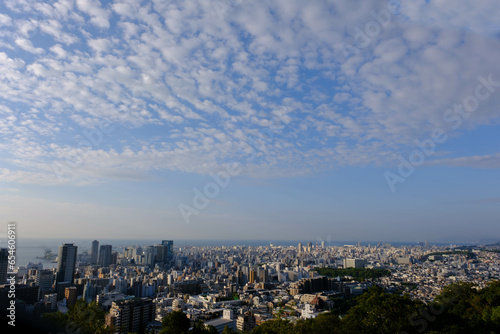 秋の空。鱗雲と神戸市街地。早朝神戸高台のヴィーナスブリッジより撮影
