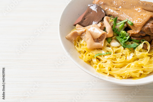 Egg noodles served dry with braised duck