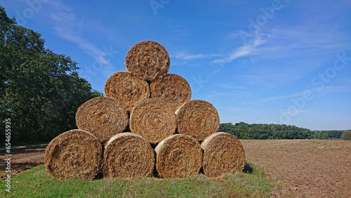 Strohballen zur Pyramide gestapelt