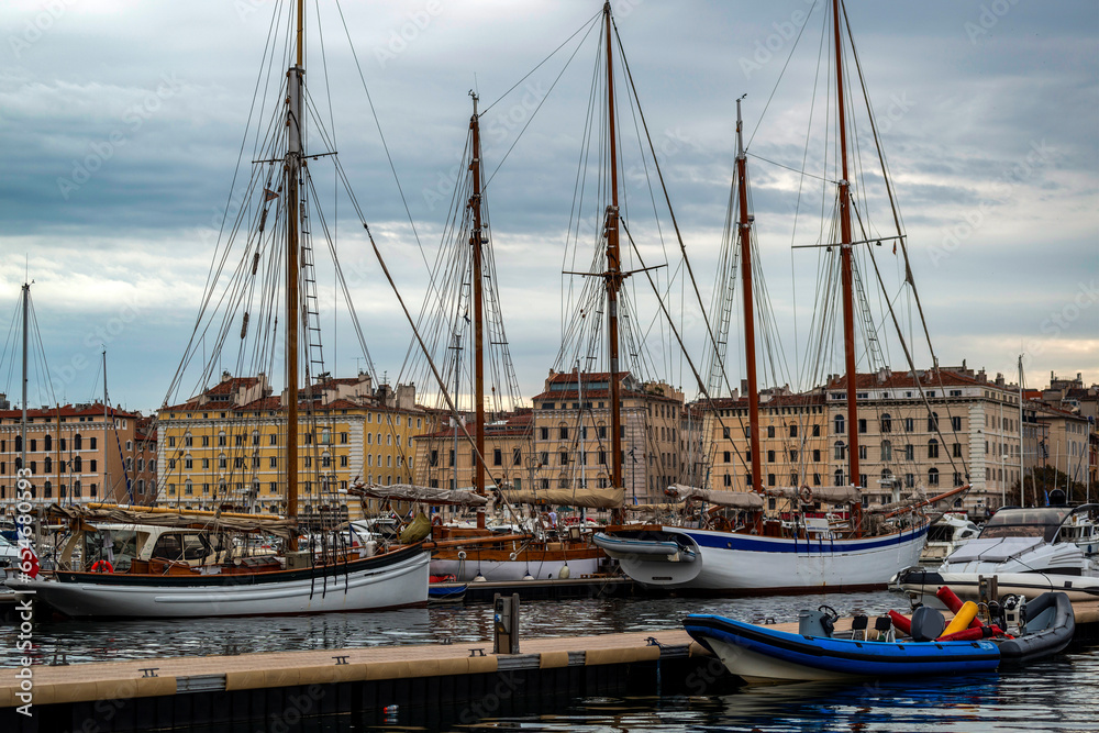 Voiliers à quai dans le Vieux-Port de Marseille