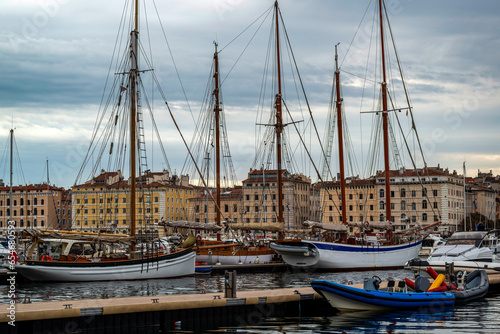 Voiliers à quai dans le Vieux-Port de Marseille © PPJ