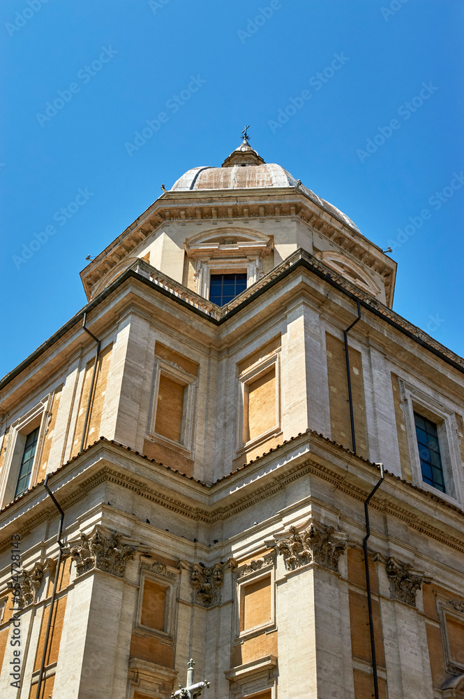 Obraz premium Architectural fragments in the city streets, Rome